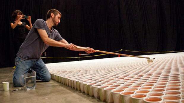 Он поставил 66 000 стаканчиков с водой на пол. Когда зрители подошли ближе, у них отняло дар речи!