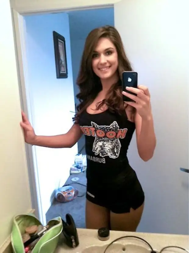 Hooters Girl Flashing