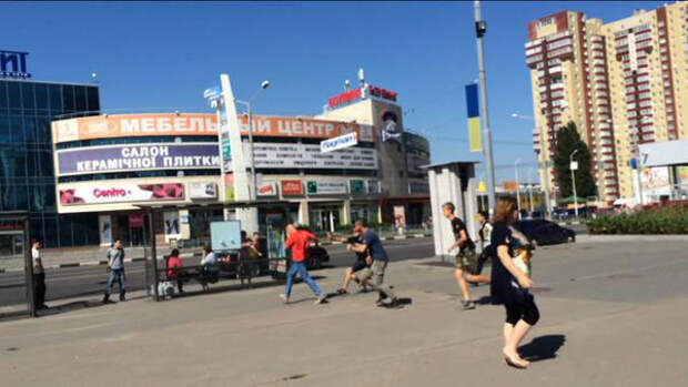 В Харькове «активисты» и милиция гонялись за мужчиной в футболке «СССР»: началась драка В Харькове «активисты» и милиция гонялись за мужчиной в футболке «СССР»: началась драка