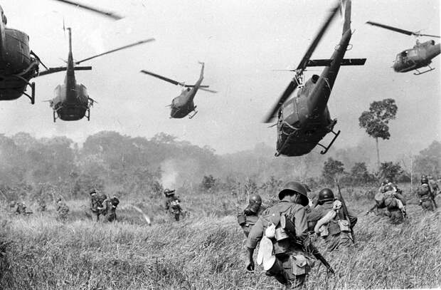 Американские вертолеты ведут огонь с воздуха по джунглям перед атакой пехоты, март 1965 года. Фото: Horst Faas / AP