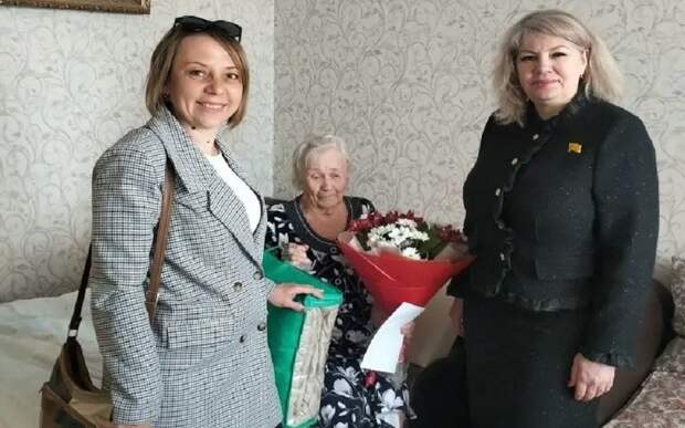 Мэрия Рязани поздравила с 95-летием труженицу тыла Василису Садретдинову