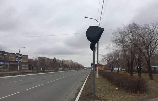Мусорные пакеты на дорожных знаках