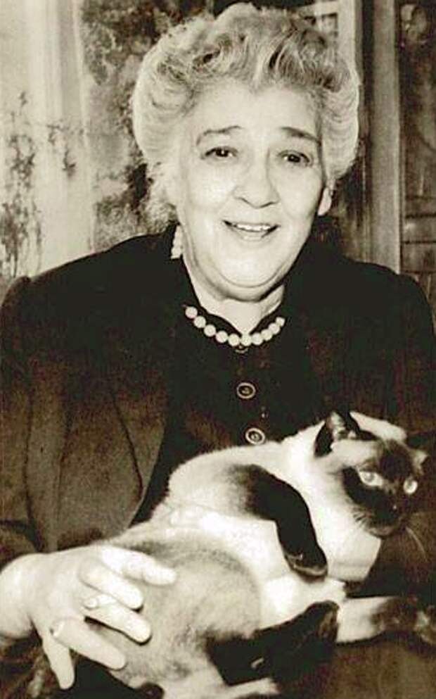 Раневская с котом.jpg Раневская с котом.jpg