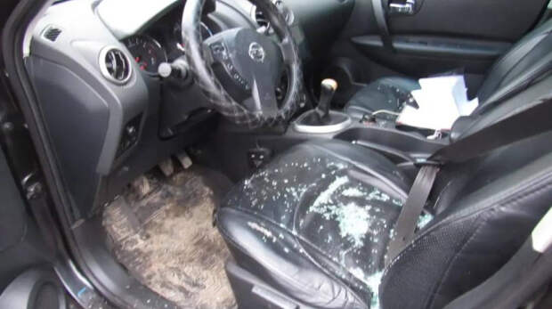 В Евпатории пьяный мужчина повредил три автомобиля тротуарной плиткой