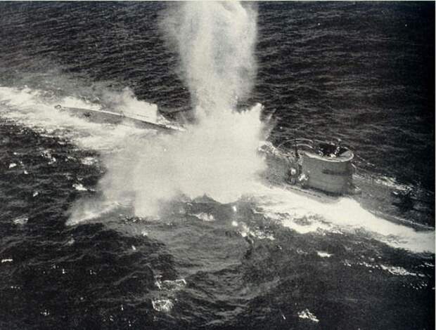 6. Немецкая подводная лодка U-156 гибнет под атакой американской летающей лодки "Каталина" Вторая, война, мирова, фото