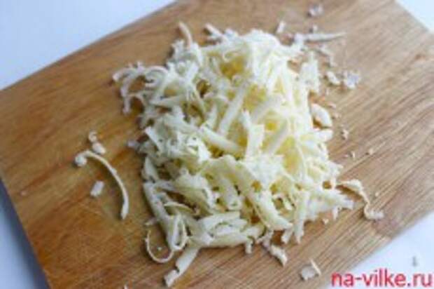 Салат из капусты с клюквой, яйцами и сыром