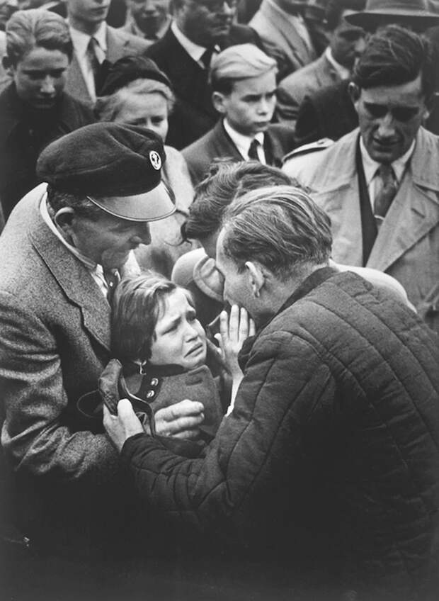 A German child meets her father, a WW2 soldier, for the first time since she was 1 year old, 1956