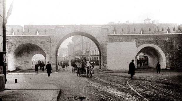 Ворота в Китайгородской стене в сторону Лубянки, нач. XX в.