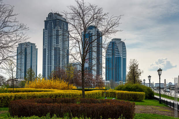 Во втором справа здании (с куполом наверху) находится пятизвёздочный отель, где мы жили - 