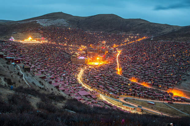 Вид на монастырь  Сертар, китай, монах