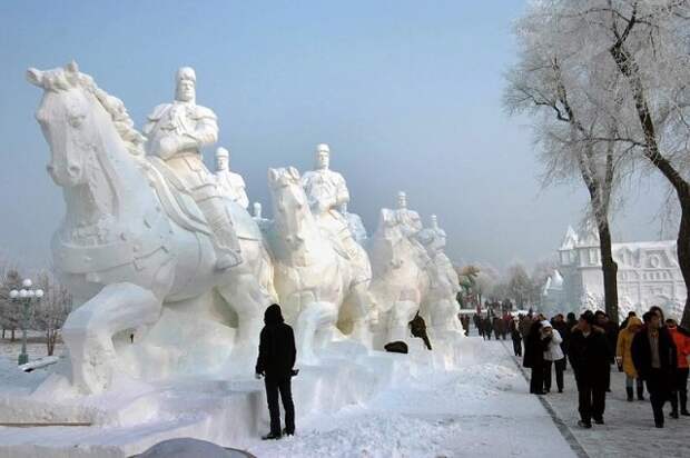 Завораживающие скульптуры из снега
