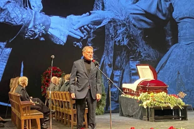 Режиссер Павел Чухрай вспомнил первую встречу с юной Добровольской: «На кастинг перелезла через забор»