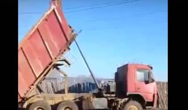 В нижней туре застрелили. Самосвал задел провода. Водителя самосвала убило током.