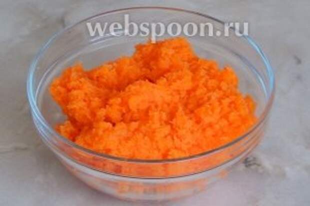 Морковь очищаем и натираем на мелкой тёрке.