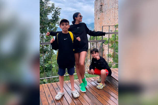 Актриса Нозанин Абдулвасиева опубликовала фото с сыновьями от Гордона