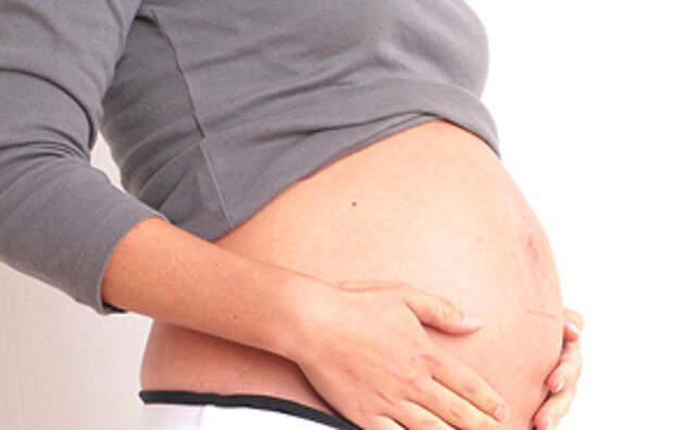 Беременность сильные шевеления. Беременность шевеление плода. Шевеления ребенка при беременности. Живот при шевелении ребенка. Ребенок пинается в животе.