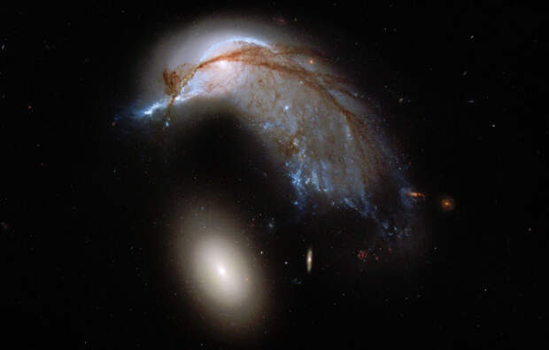 Вверху — эллиптическая галактика NGC 2936 в созвездии Гидра