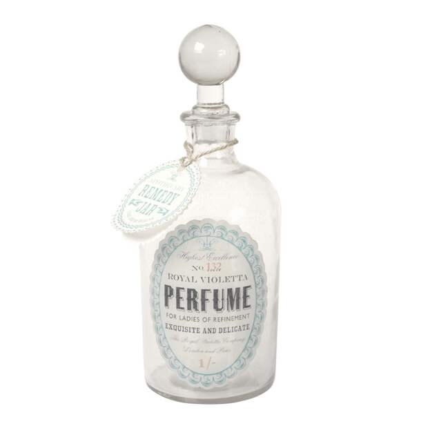 Классические силуэты пузырьков для парфюмерии были придуманы более века назад и современные парфюмеры продолжают традицию, разливая парфюмерию в аутентичную тару.