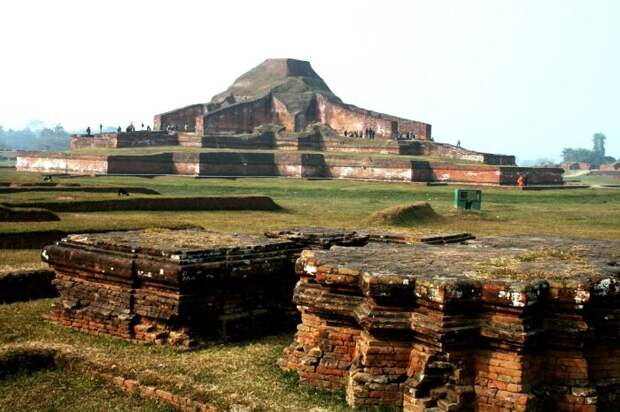 Планировка территории древнего монастыря подчинена строгой иерархии (Somapura Mahavihara, Бангладеш). | Фото: sabbirtourism.blogspot.com.