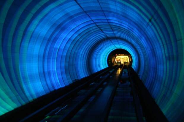 The Bund Sightseeing Tunnel - самый впечатляющий метрополитен