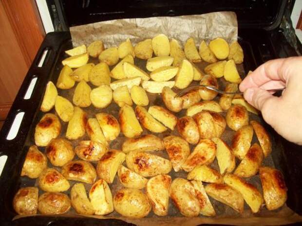 Сколько запекать деревенскую картошку в духовке. Картошка в духовке. Картошка в духовке запеченная. Печёная картошка в духовке. Картошка на Протвине в духовке.