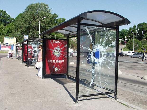 https://lh6.googleusercontent.com/-UQ8d6hxqjt0/TfCV5Sg410I/AAAAAAAADUw/HzsjJbPd-a8/s800/bus-stop-ads-football-cup.jpg