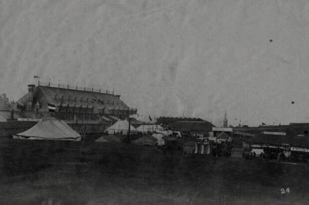 Оружейная палата Manege Militaire Quebec City стала первым неоготическим зданием Квебека (Канада). | Фото: numerique.banq.qc.ca.