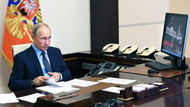 Президент РФ Владимир Путин во время встречи с медицинскими работниками в режиме видеоконференции Президент РФ Владимир Путин во время встречи с медицинскими работниками в режиме видеоконференции