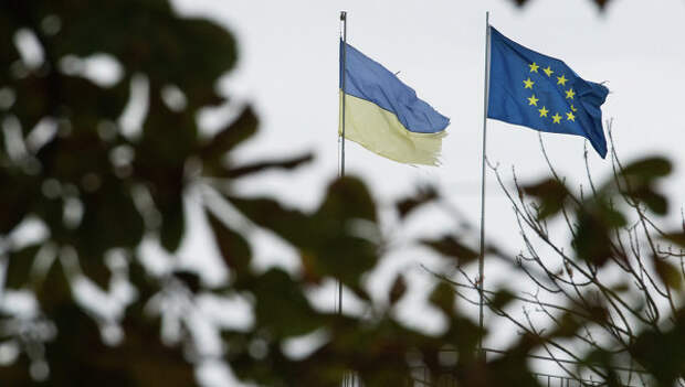 Флаги Украины и Европейского союза. Архивное фото
