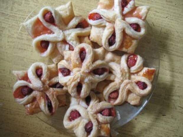 Цветочки из слоеного теста