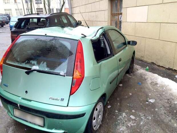 В Минске упавшие с крыши глыбы льда разбили BMW X5 и Fiat Punto В Минске упавшие с крыши глыбы льда разбили BMW X5 и Fiat Punto Punto, bmw, fiat, pbvf, x5