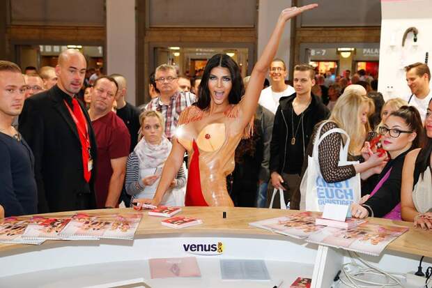 В Берлине открылась крупнейшая в мире ярмарка эротики