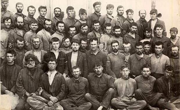 На фото: группа татарбунарских повстанцев. Сентябрь 1924 г.