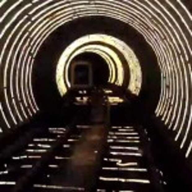 The Bund Sightseeing Tunnel - самый впечатляющий метрополитен