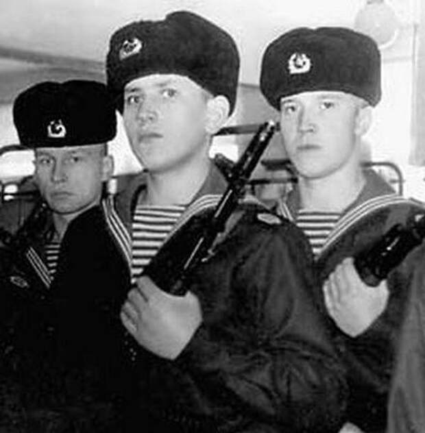 Знаменитости во время службы в армии (26 фото) Знаменитости во время службы в армии (26 фото)