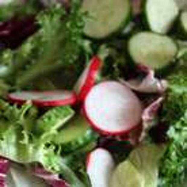 В миске смешиваем листья салата с подготовленными ингредиентами.