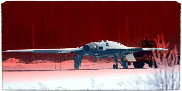 Источник: РИА Новости. Одно из первых фото "Охотника", позволяющее оценить его размеры. Беспилотник во многом унифицирован с Су-57.