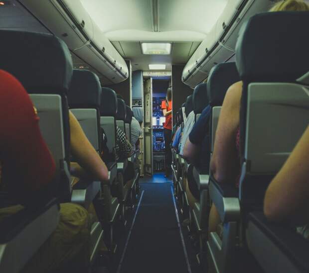 Пьяный пассажир сорвал рейс на Тенерифе из-за скандала в самолете