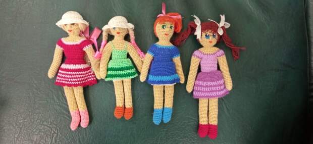 Участники клуба «Золушка» в Алтуфьеве связали кукол к Новому году