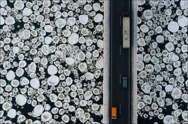 Мост и замерзшая вода сверху Мост и замерзшая вода сверху