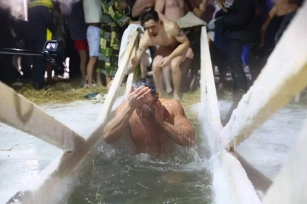 Врач Кондрахин посоветовал не пить, а втирать алкоголь после зимней купели