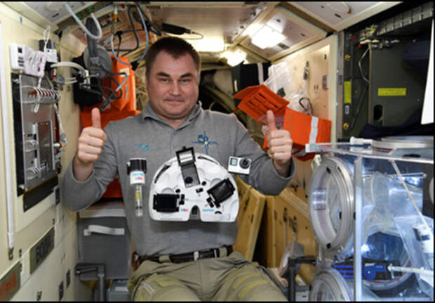 Космонавт Овчинин А.Н. проводит эксперимент по печати живыми бактериями на борту МКС с использованием биопринтера 'ОРГАН.АВТ'. 