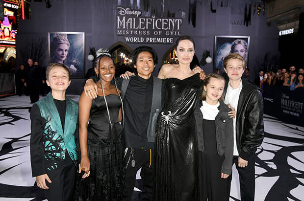 Анджелина Джоли с детьми Ноксом, Захарой, Паксом, Вивиен и Шайло