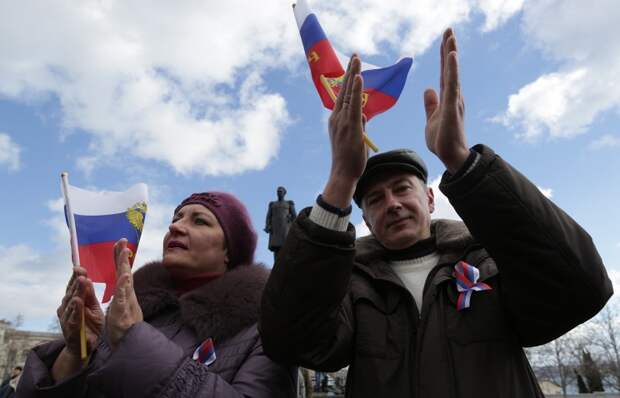Жители Севастополя во время празднования годовщины присоединения Крыма к России