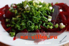Свекольный салат с грецкими орехами и семенами льна