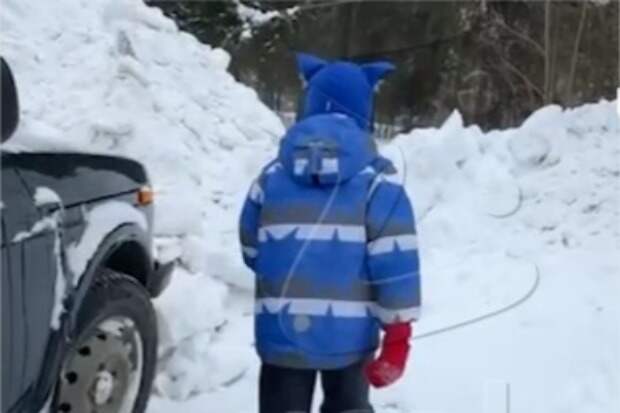 Россиянин на тракторе завалил ребенка снегом и уехал