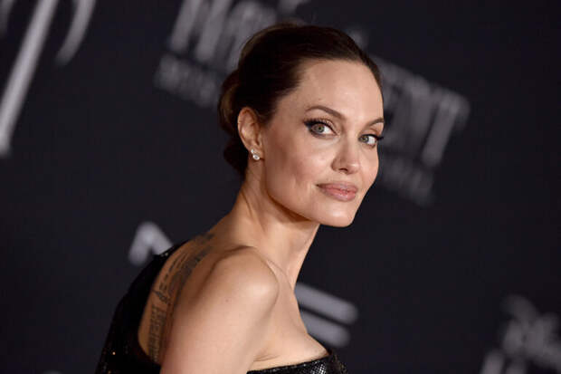 Анджелину Джоли засняли во время романтического ужина с обожаемым в России актером