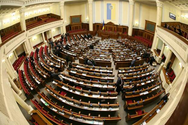 Поскольку Верховная рада потеряла всякую реальную власть, из неё начали массово разбегаться люди. Об...