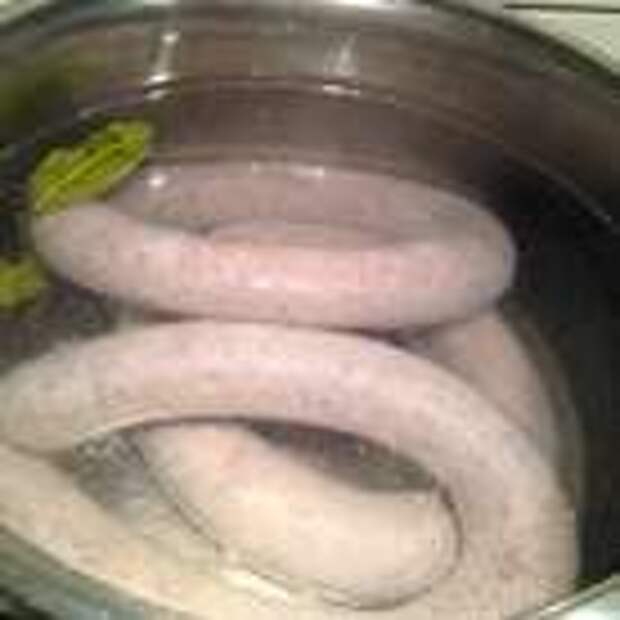 Отварить колбасу в подсоленной воде в течение 15 минут...
