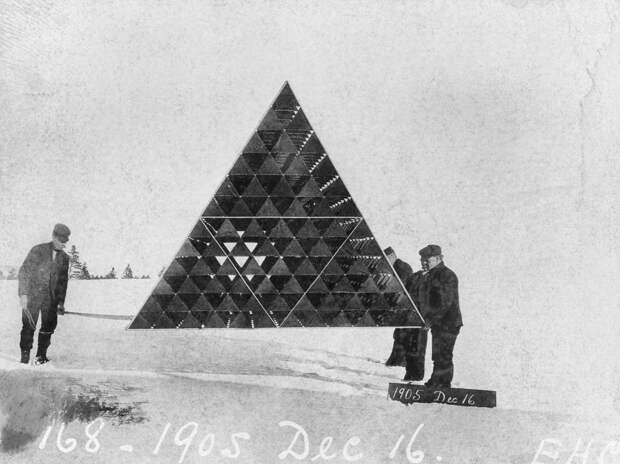1902-1908 годы: Тетраэдрические воздушные змеи Александра Белла, похожие на НЛО